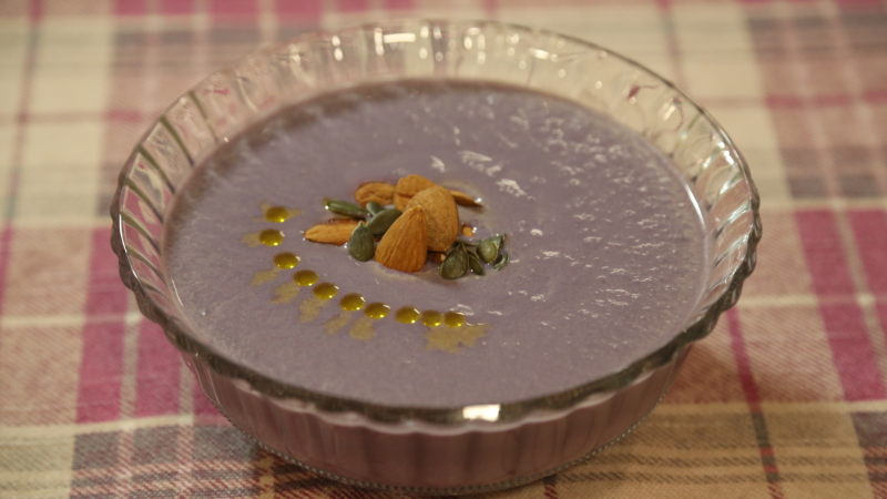 Crema de lombarda con almendras y pipas de calabaza