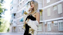 Lola Indigo celebra el aniversario de "Akelarre" publicando su nuevo acústico