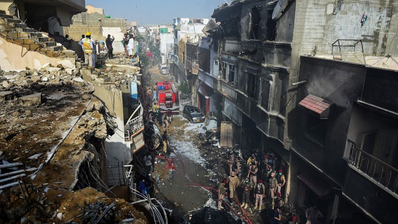 Ascienden a 97 los fallecidos y hay dos supervivientes en el accidente aéreo en Pakistán 