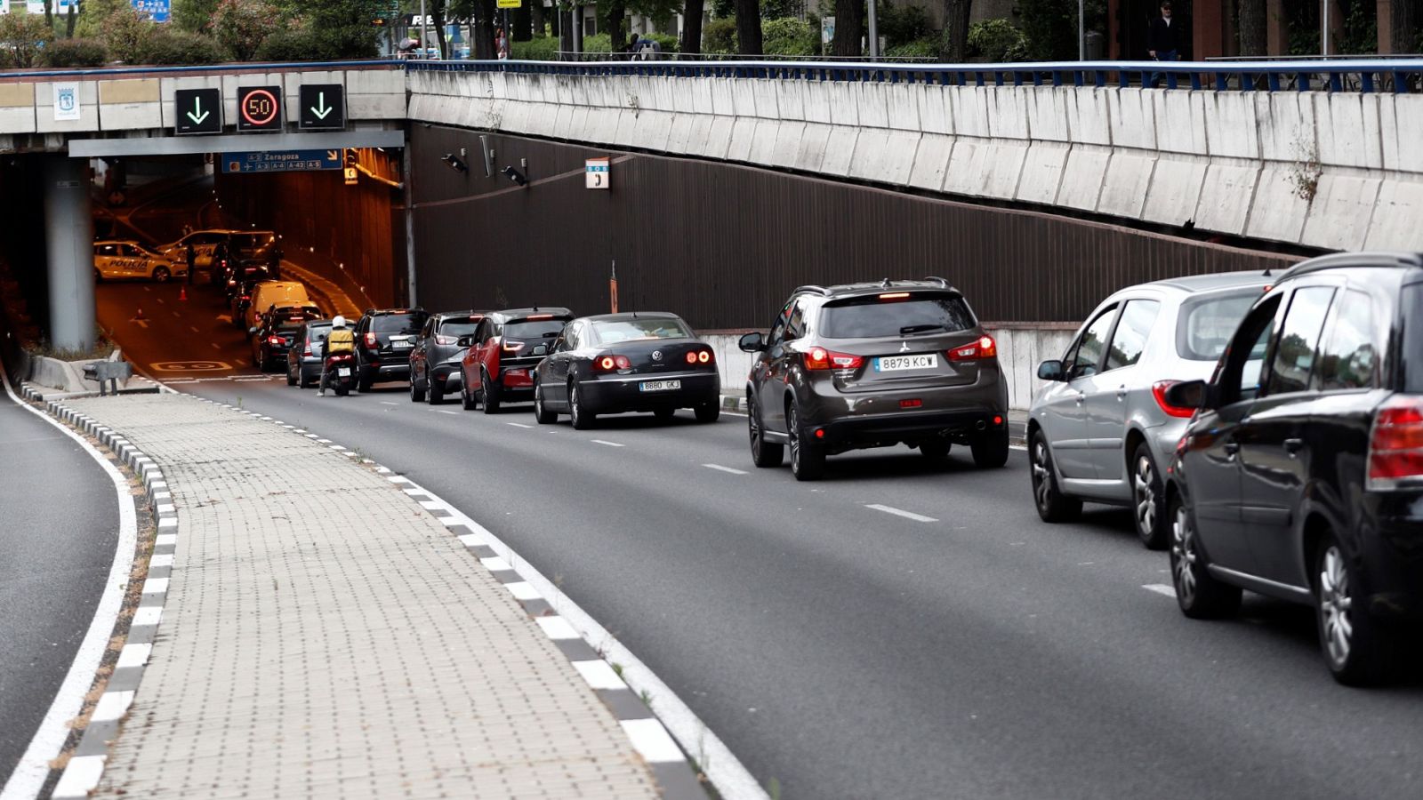 Agentes de la Policía Municipal de Madrid realizan un control de tráfico en el túnel de Costa Rica, en Madrid