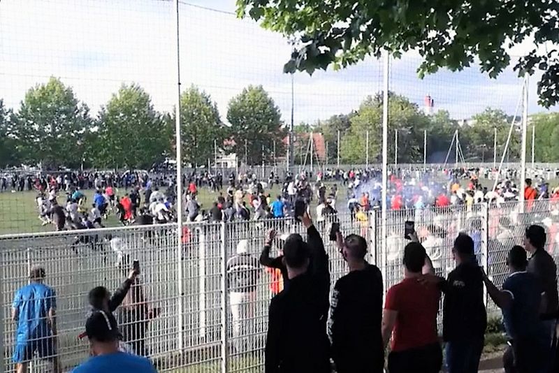 Cientos de personas acuden como público a un partido de fútbol ilegal en Francia