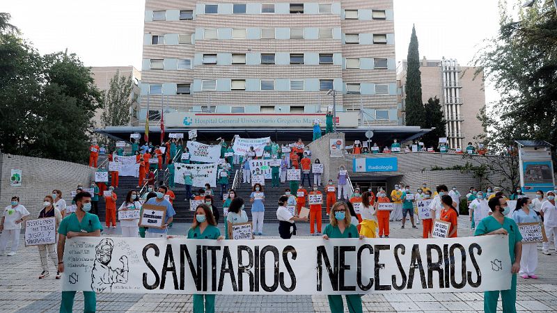Los sanitarios se concentran en silencio en Madrid para denunciar la precariedad: "Estamos agotados"