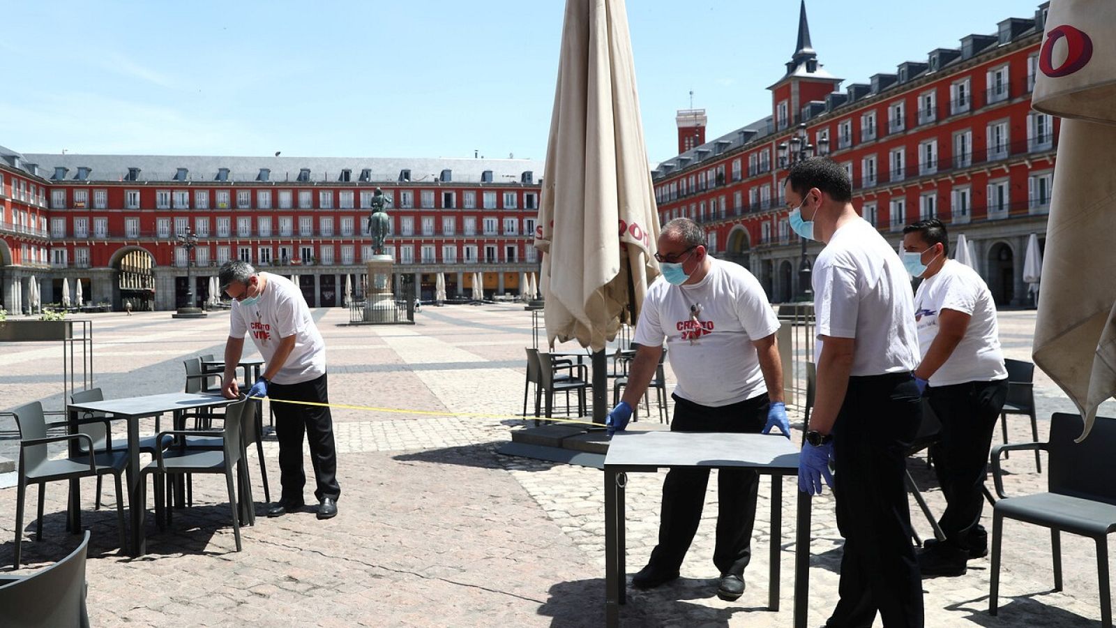 Las terrazas de la Plaza Mayor de Madrid se preparan para abrir en Fase 1