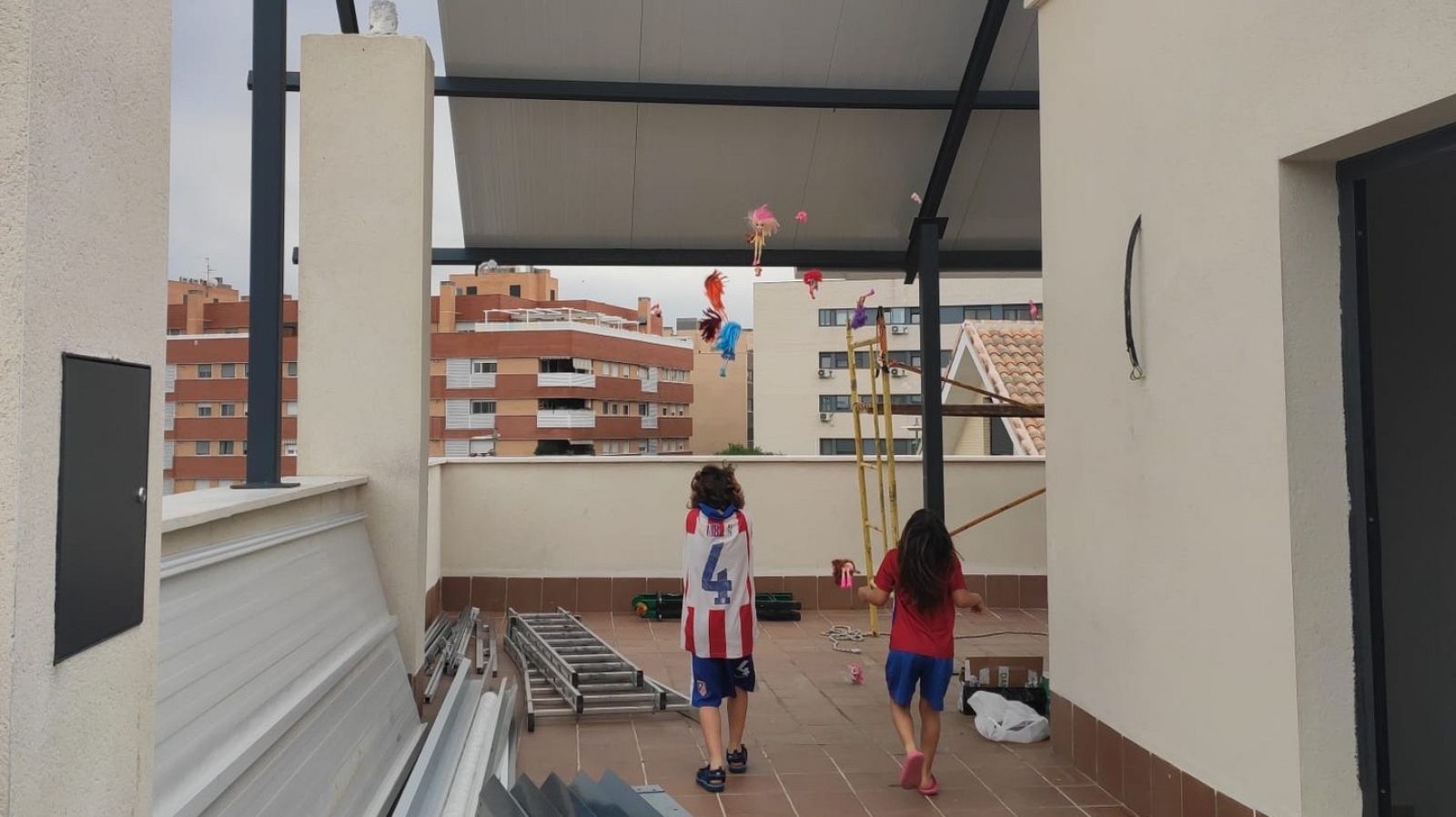 La desescalada permite ya hcer obras no urgentes en domicilios: "Por fin voy a poder recuperar mi terraza", dice Ramón, con la obra paralizada hace dos meses.