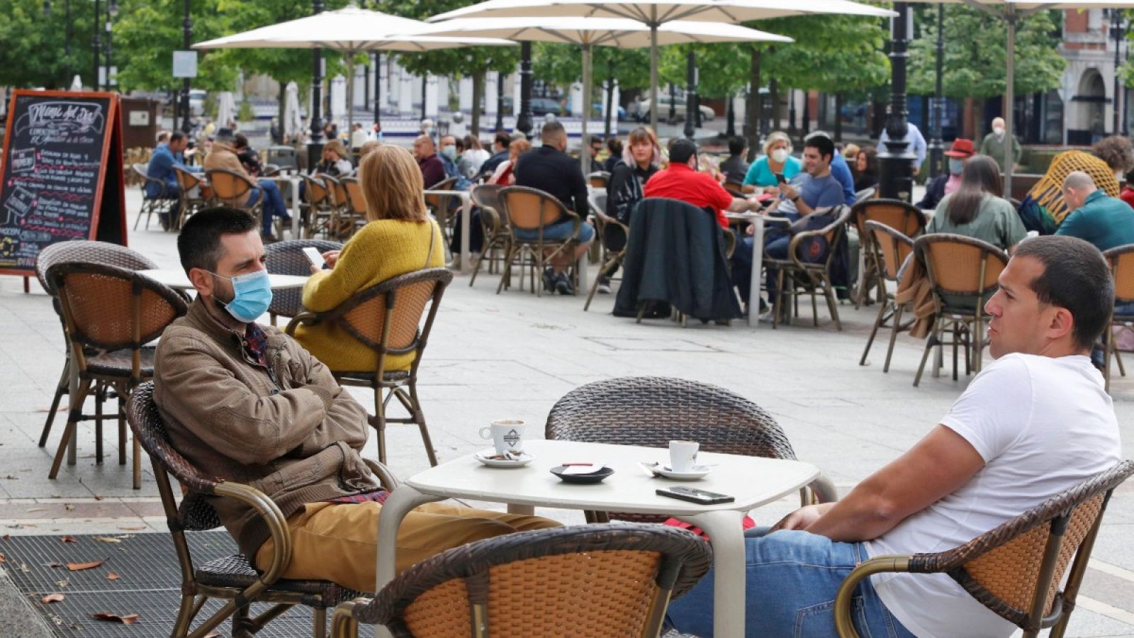 Vista de una terraza en el paseo de Begoña de Gijón