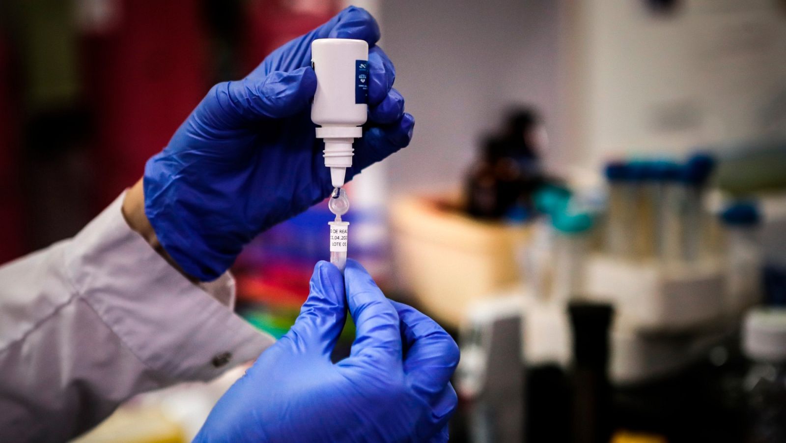 Trabajo en un laboratorio con muestras de reactivos para la toma de pruebas de COVID-19