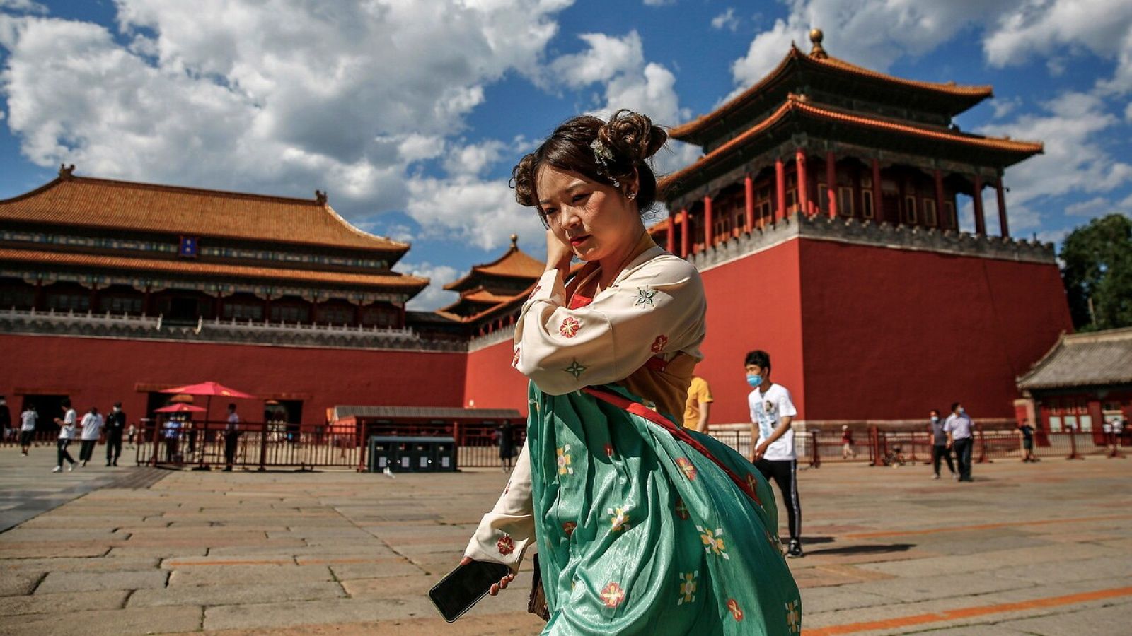 Una mujer con un traje tradicional chino en la Ciudad Prohibida