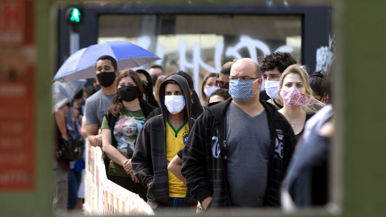 Empleados hacen fila para someterse a un test para detectar el coronavirus, en Brasilia