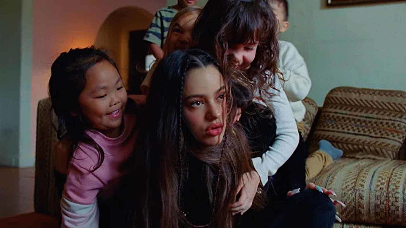 Fotograma del videoclip 'TKN' de Rosalía y Travis Scott