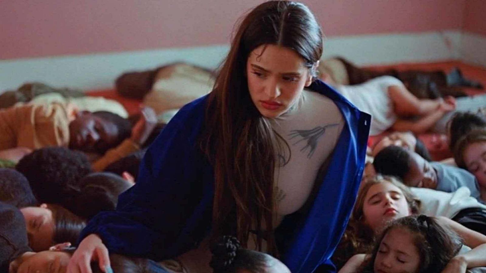 Rosalía en una imagen del videoclip de "TKN".