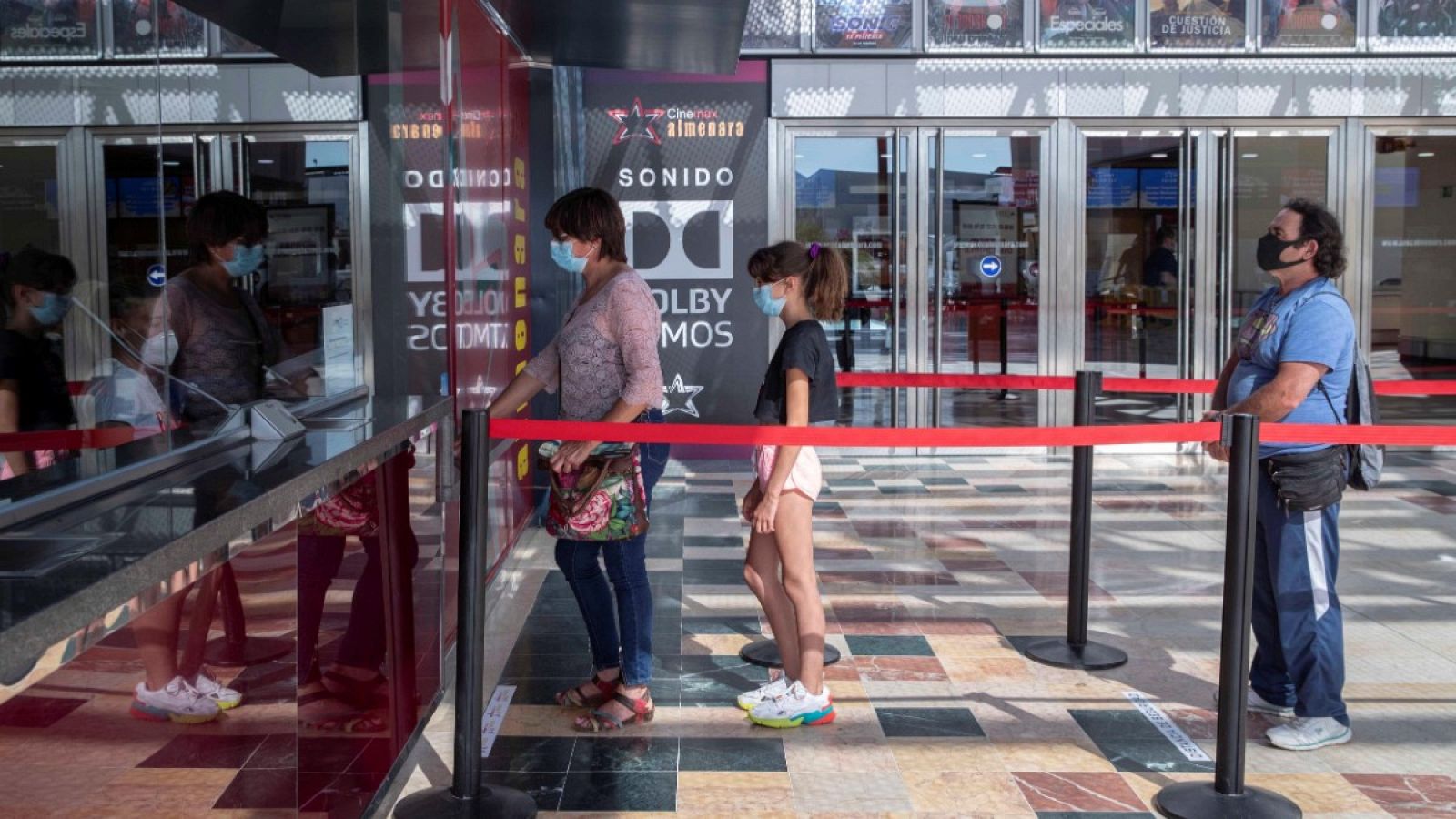 Varias personas esperan para sacar una entrada en un cine de Lorca, Murcia