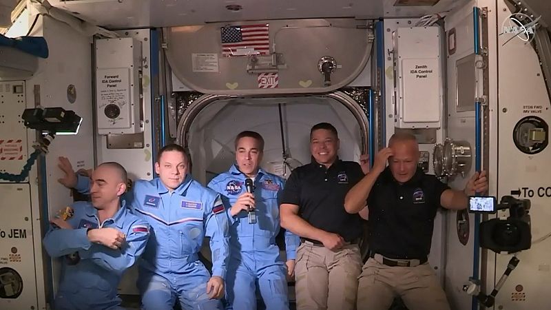 La primera nave espacial comercial llega a la Estación Espacial Internacional: "Aquí Houston, bienvenidos"