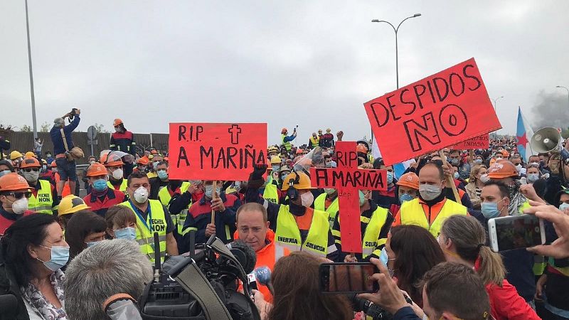 Miles de personas cortan la A-8 en protesta por los despidos de Alcoa