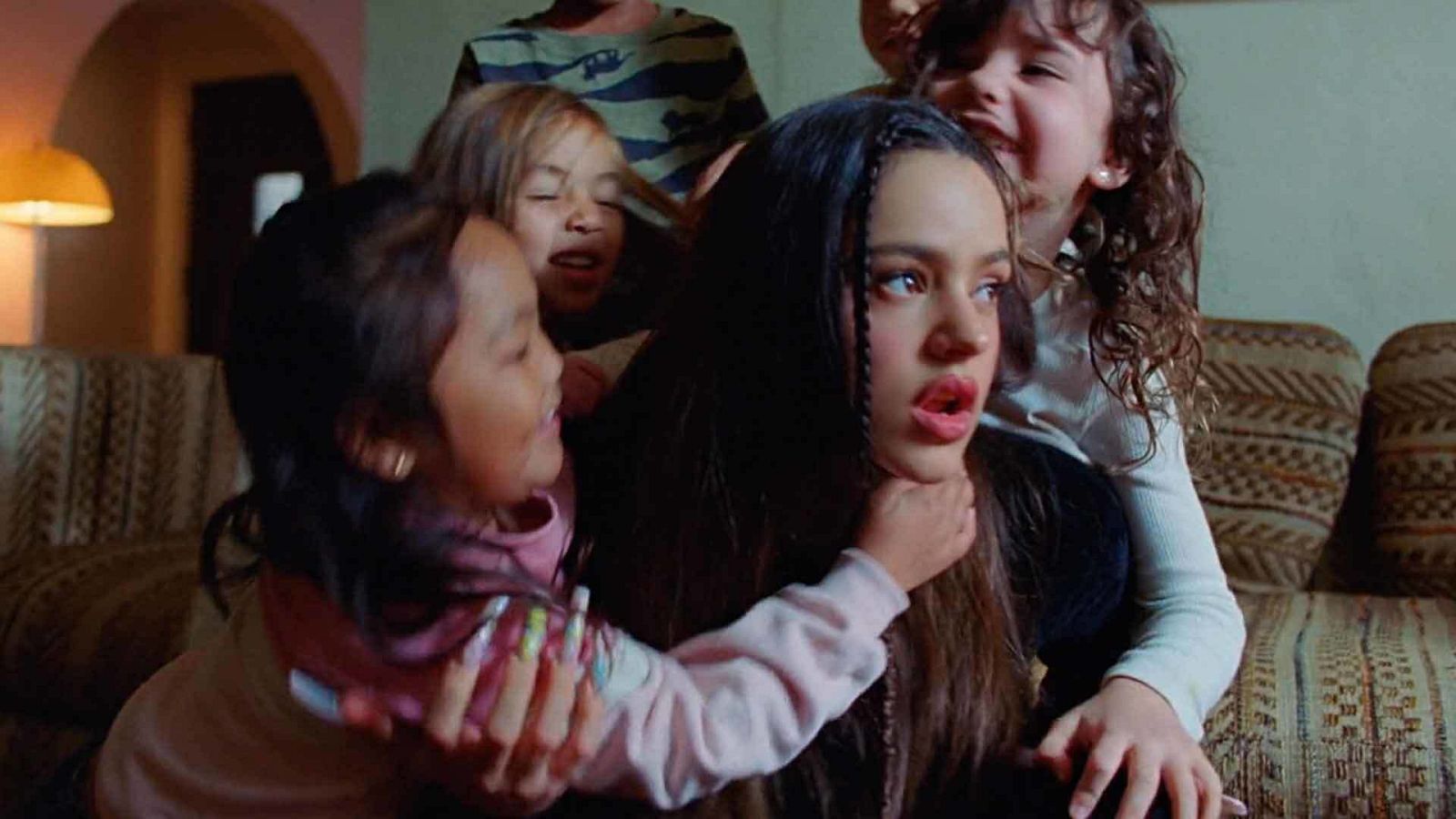 Rosalía en el videoclip de "TKN"