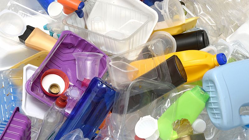 El Gobierno anuncia un impuesto para los envases de plástico de un solo uso