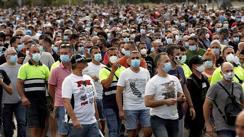 Cientos de trabajadores de Nissan cortan la entrada a Barcelona por la B-23 en protesta por el cierre de las plantas
