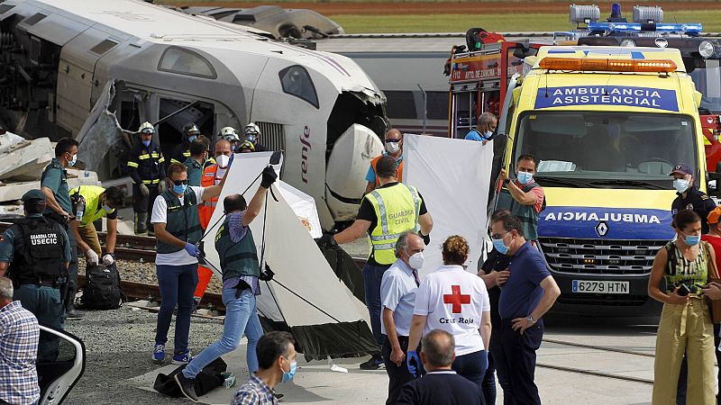 Al menos dos fallecidos al descarrilar en Zamora el tren Alvia que une Ferrol y Madrid tras arrollar a un coche