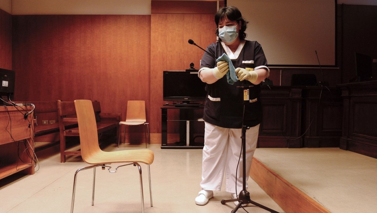 Una limpiadora en los juzgados de Valladolid tras celebrarse un juicio el pasado mes de mayo.