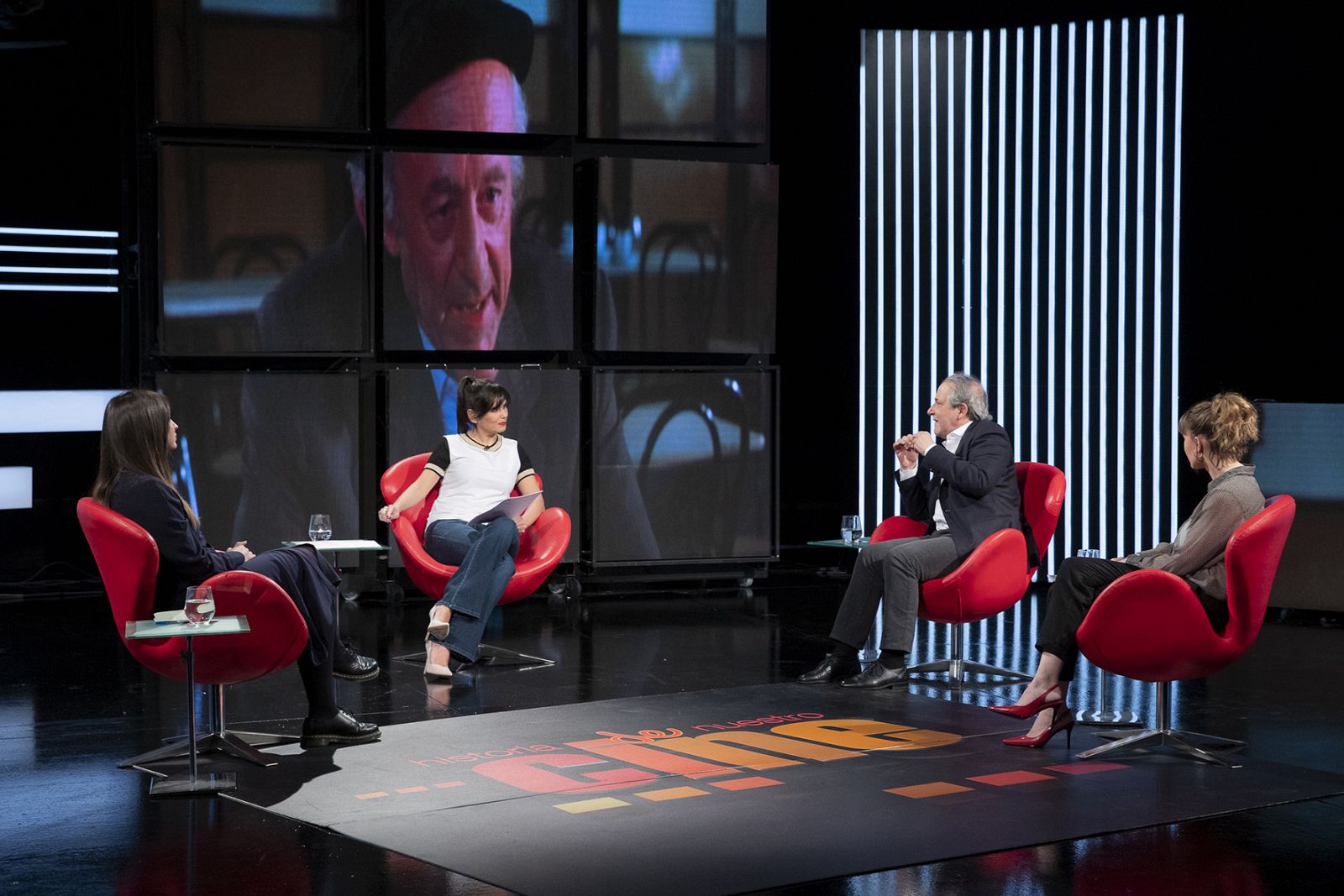 Elena S.Sánchez con los invitados durante el coloquio