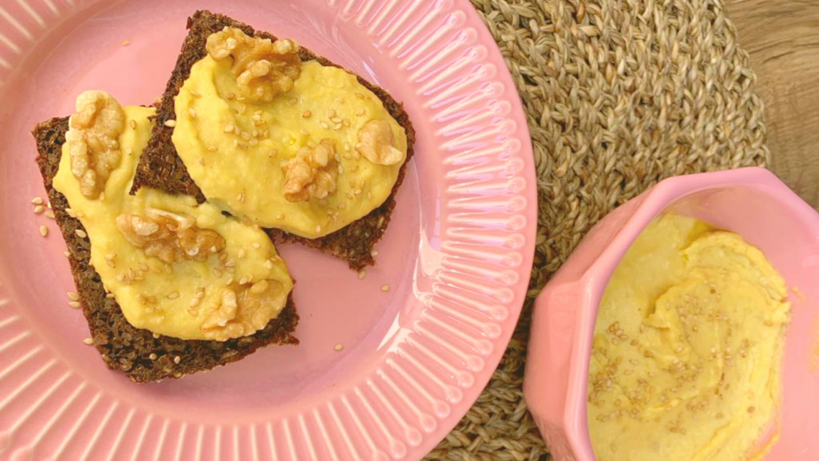 Tostada de pan centeno con paté de garbanzos