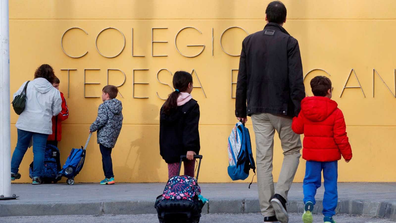 Padres llevando a sus hijos al colegio antes del confinamiento