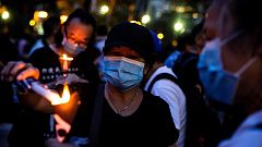 La Policía de Hong Kong dispersa a los manifestantes por desafiar el veto a la vigilia en memoria de Tiananmen