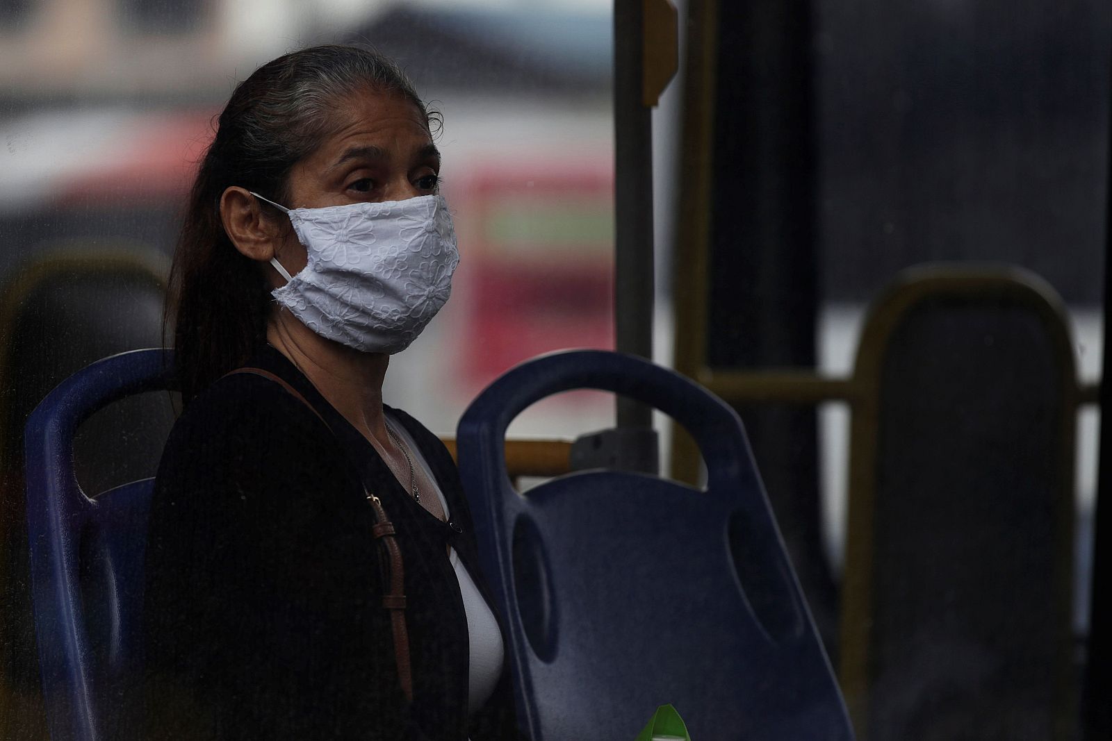 Una persona con mascarilla
