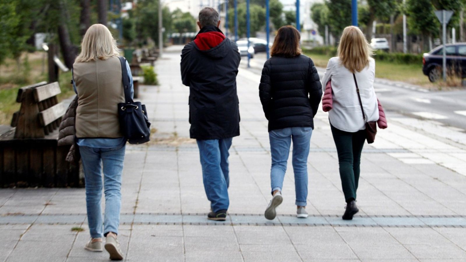 Varias personas dan un paseo en la tarde del jueves por la localidad coruñesa de Cabanas