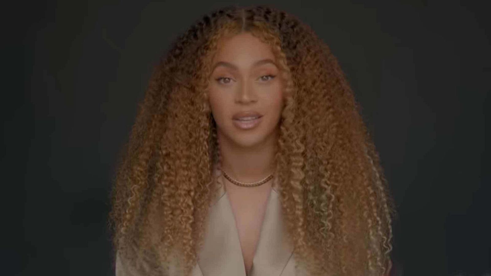 Beyoncé en un momento de su discurso en el  Dear Class Of 2020