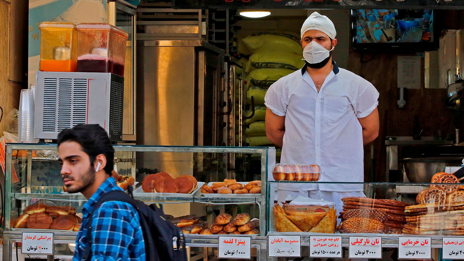 A pesar del incremento de contagios, el presidente iraní ha abogado por reabrir el país para no colapsar la economía.