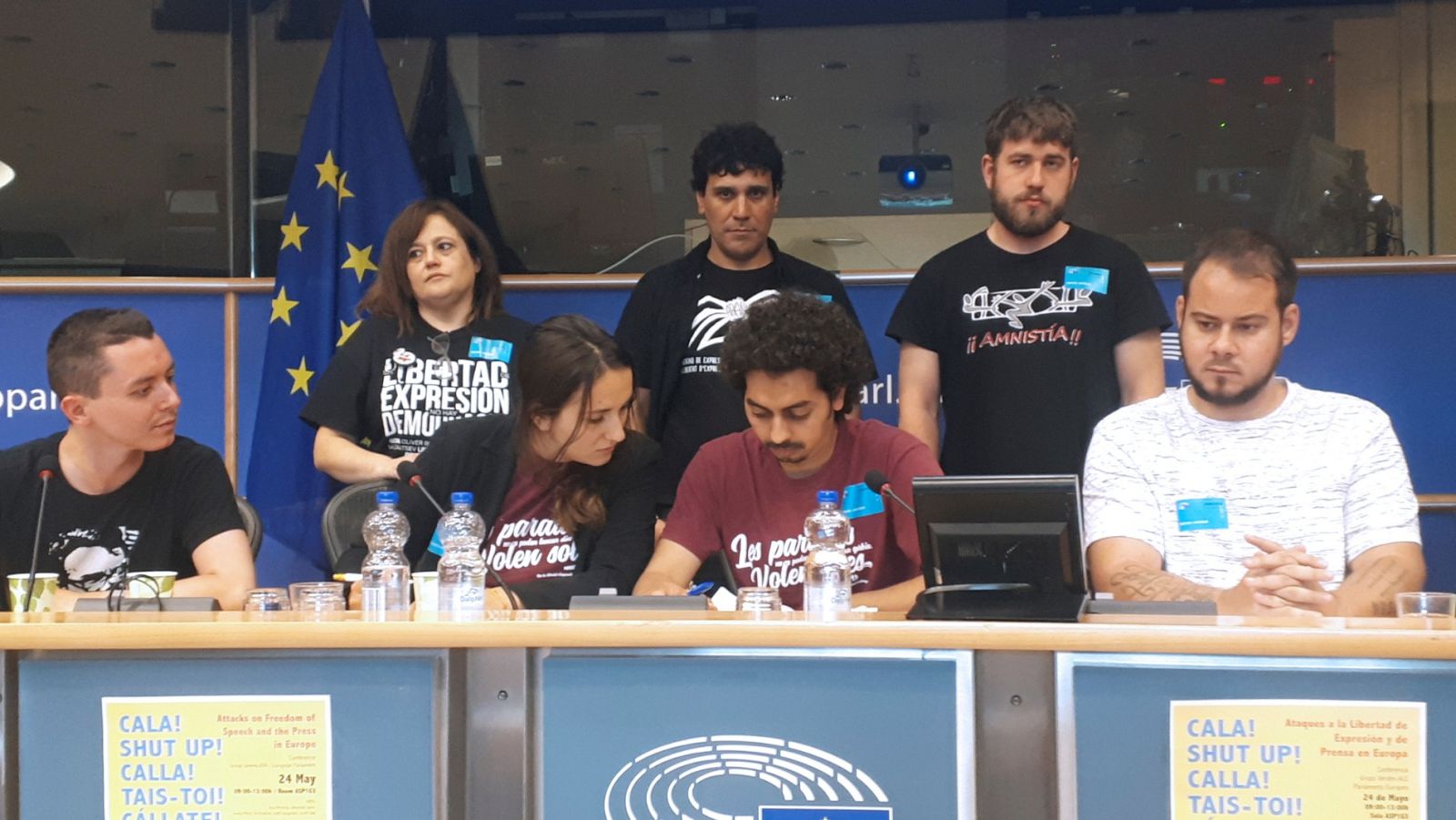 Pablo Hasel de blanco en un acto de apoyo a Valtonyc