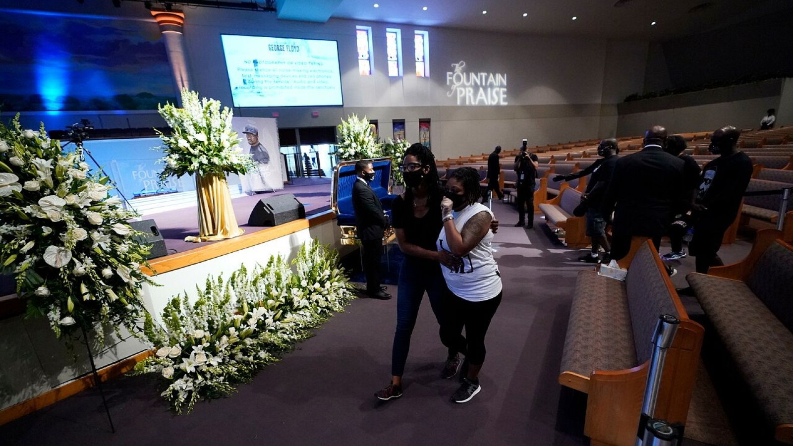 Asistentes al velatorio de Floyd le dan el último adiós en Houston, Texas
