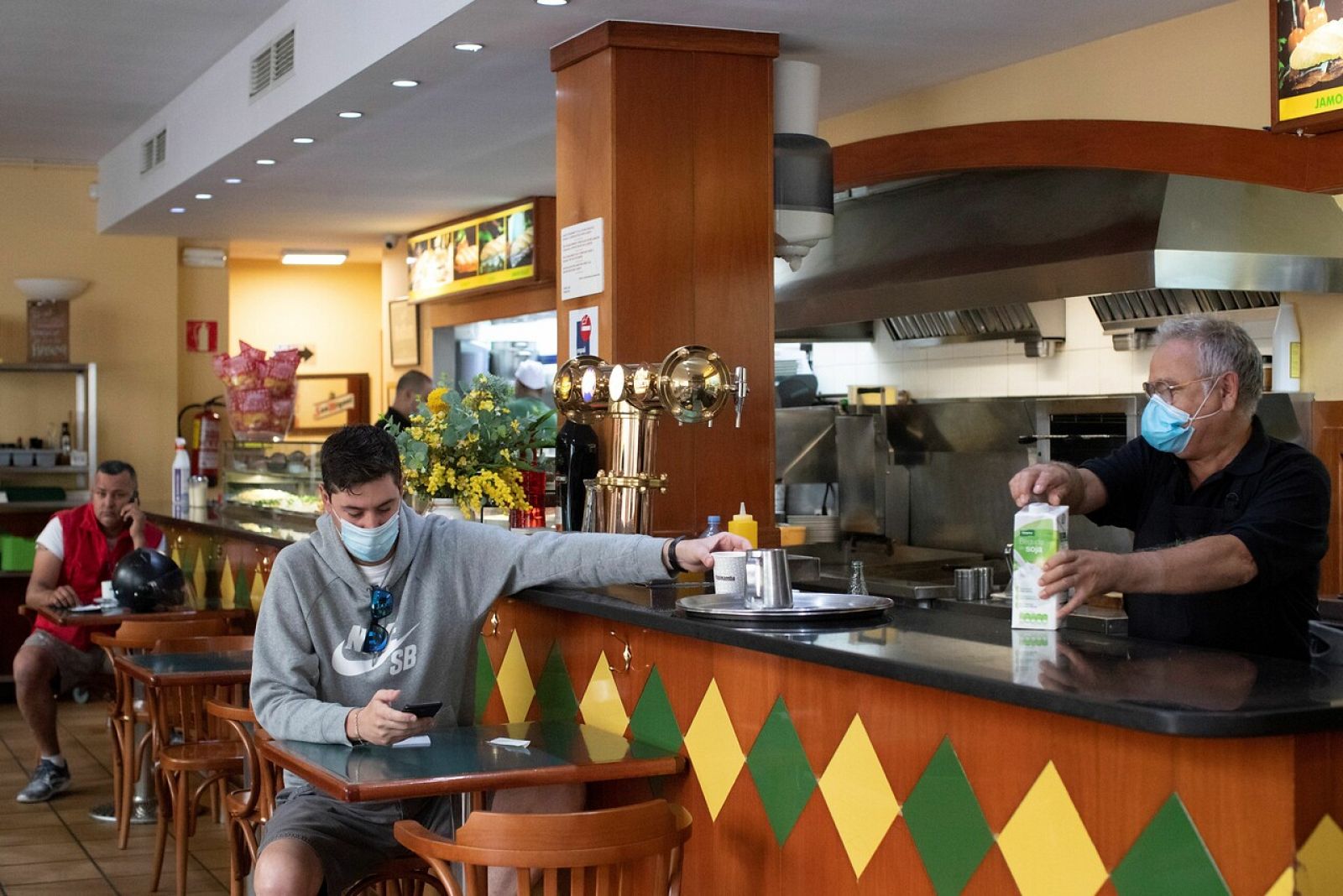 Un hombre se toma un café en un bar de Barcelona.