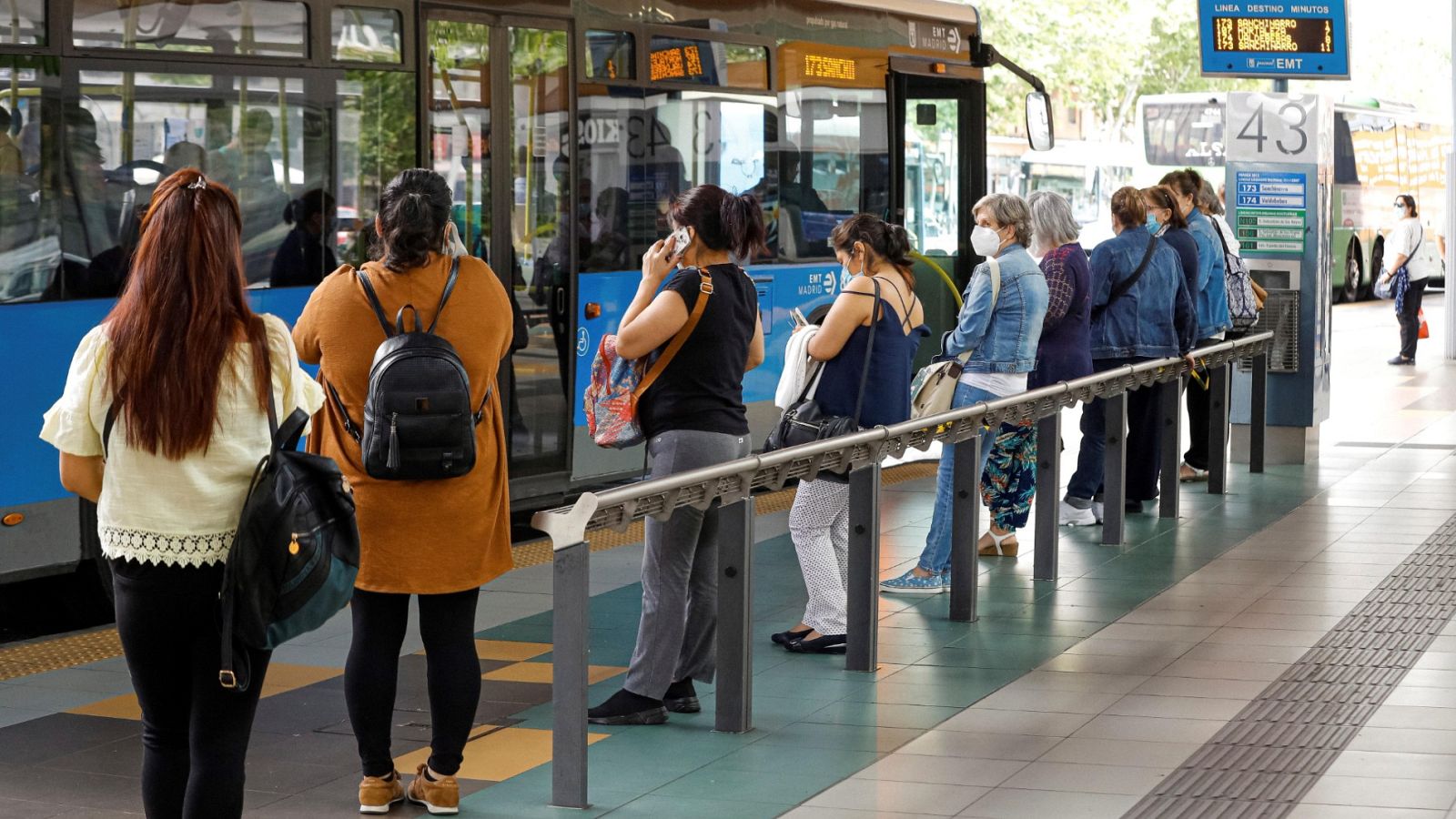 Varias personas esperan el autobús de la EMT en Madrid este lunes