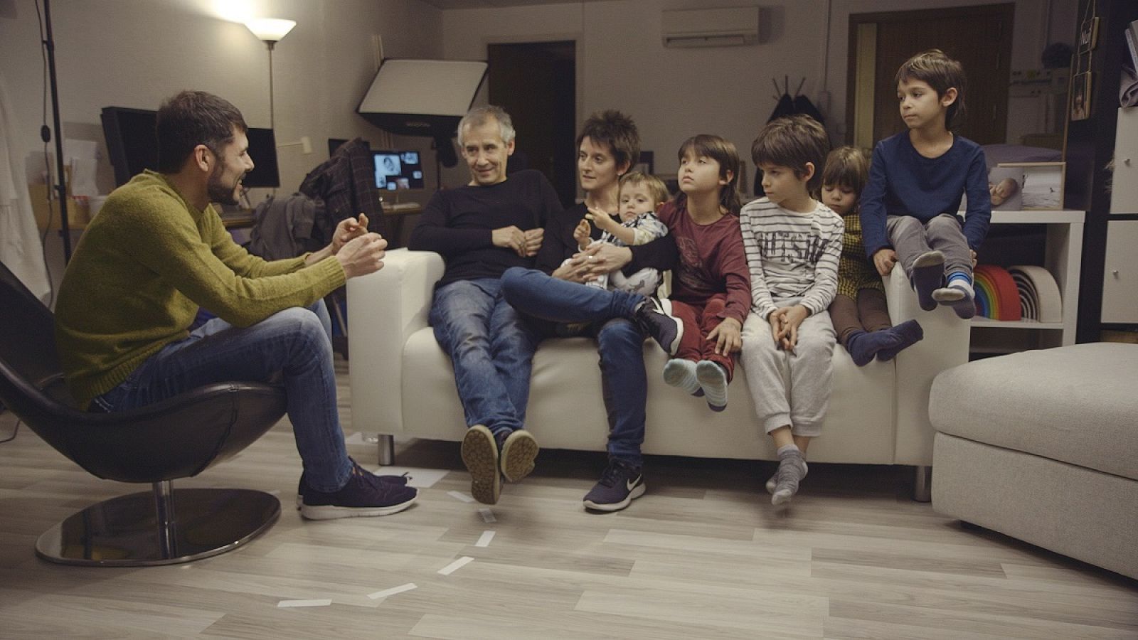 Ivan Medina parla amb una família nombrosa a 'El caçador de veritats'