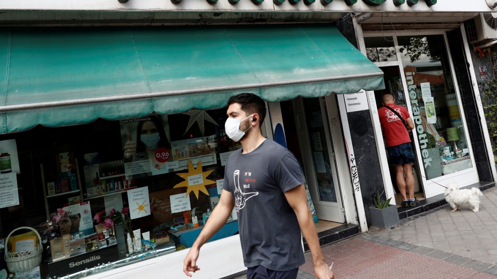 Un hombre pasea por Madrid con mascarilla