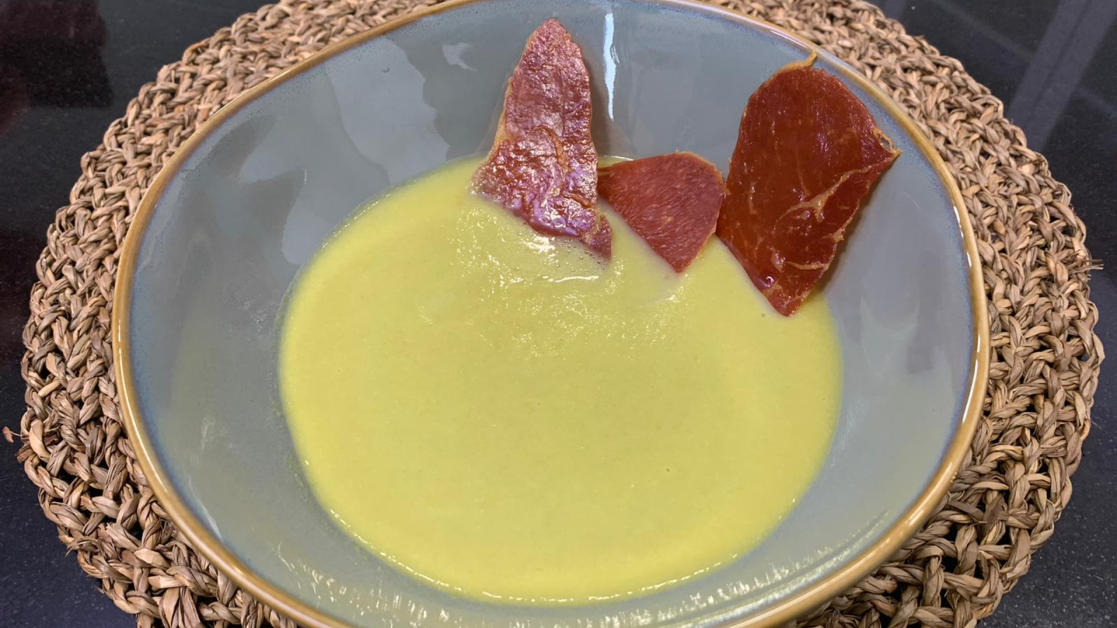 Crema fría de guisantes con crujiente de jamón