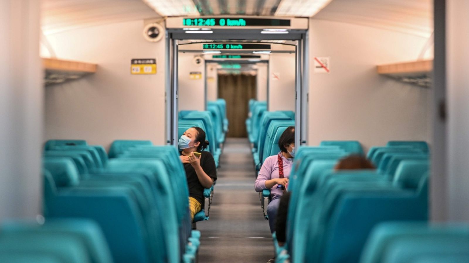 Dos mujeres viajan a Shanghái con mascarilla en un tren de alta velocidad en China