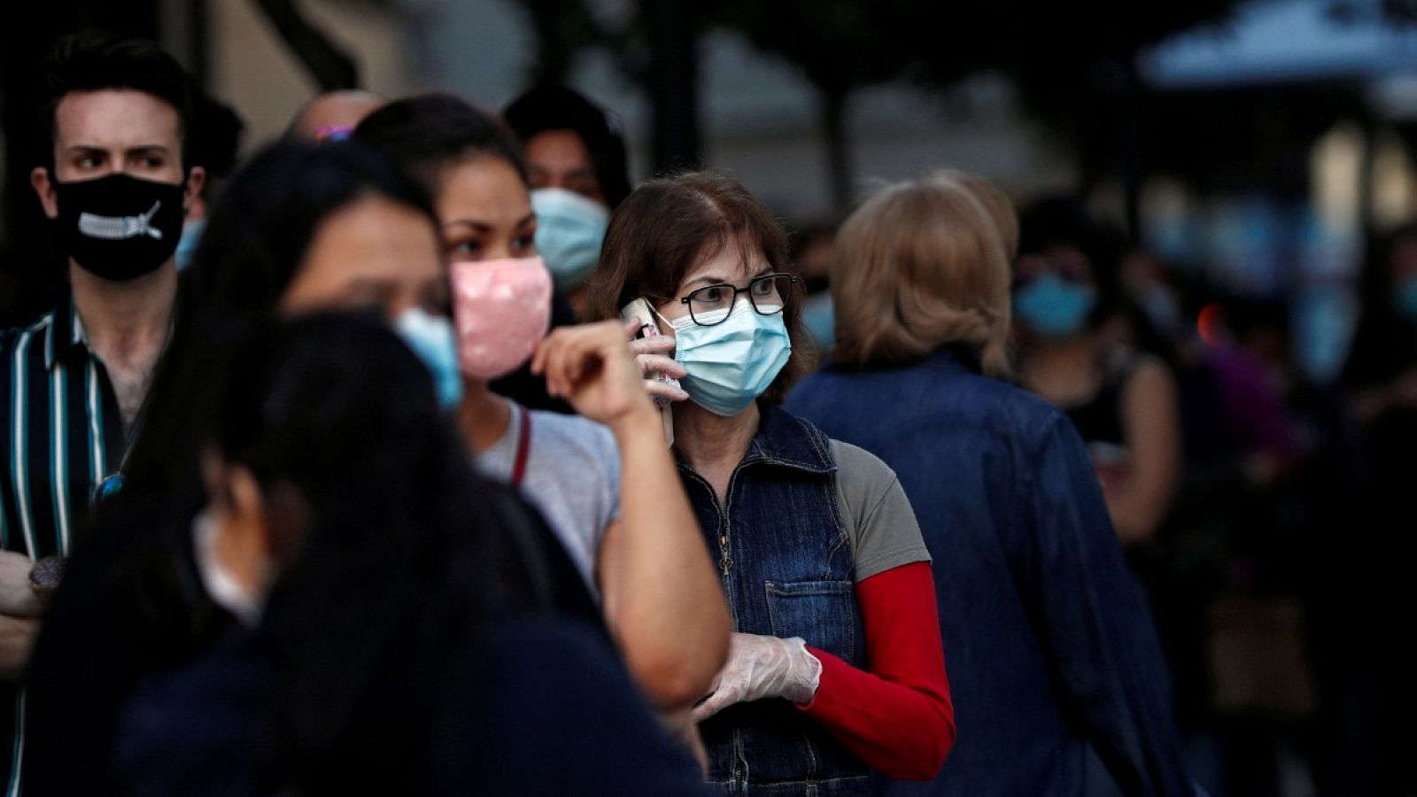 Varias personas hacen cola en Madrid para entrar en una tienda de ropa