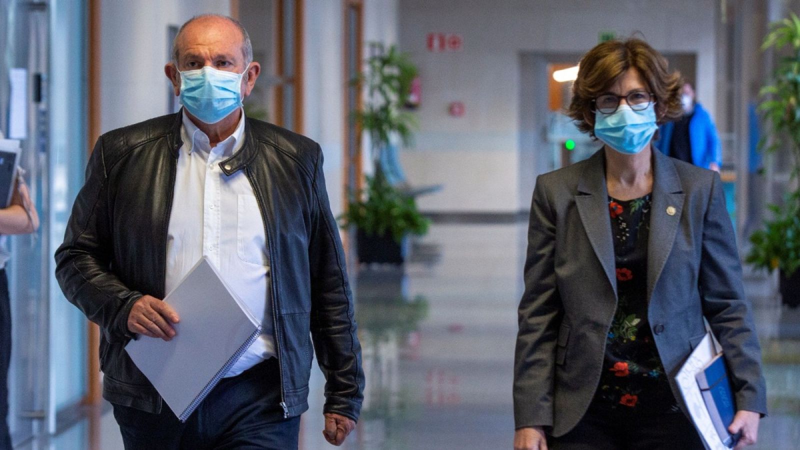 La consejera de Salud del Gobierno Vasco, Nekane Murga, y el director gerente del hospital de Basurto (Bizkaia), Eduardo Maiz
