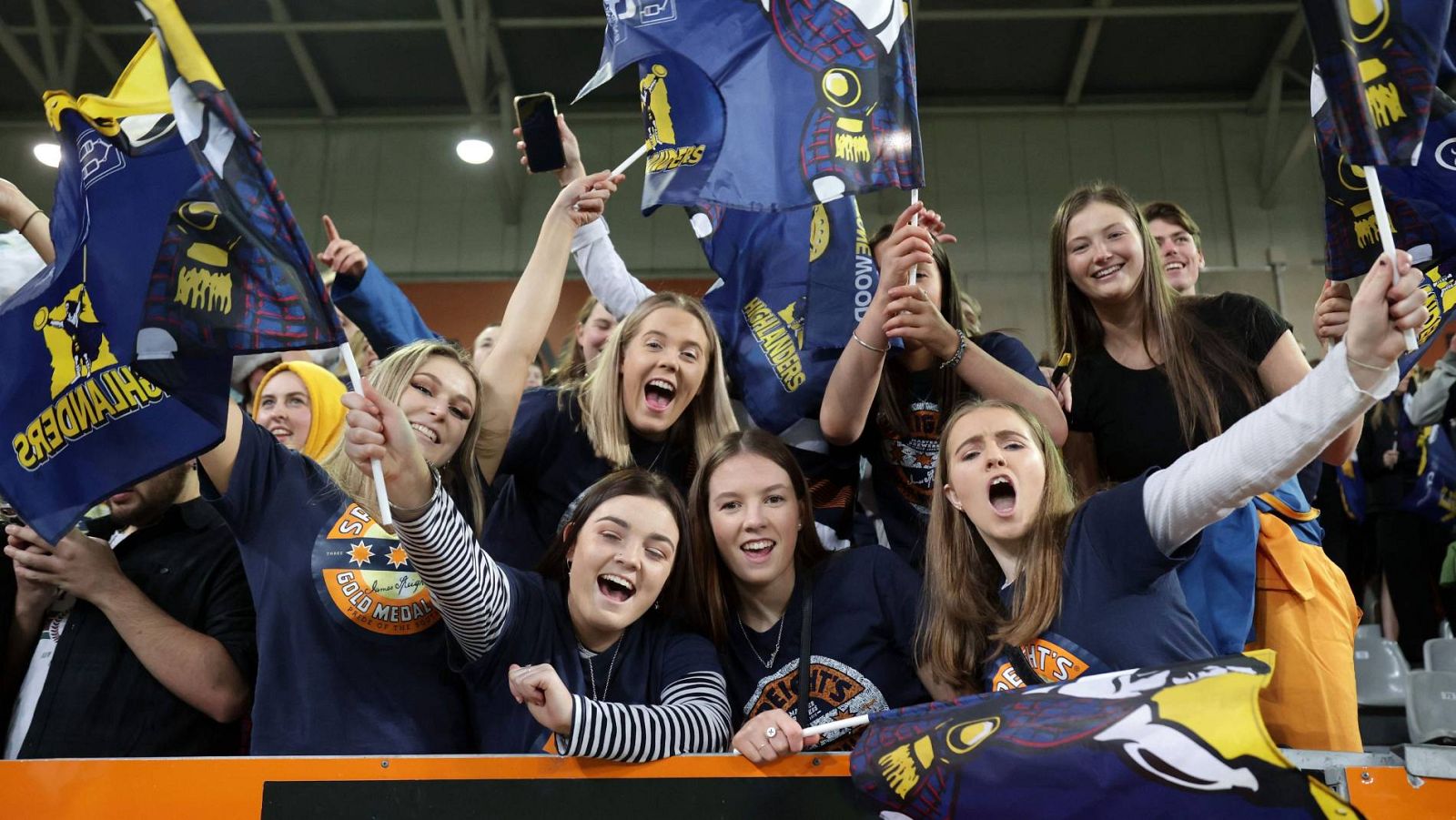 Un grupo de aficionadas asiste al partido de la liga de rugby neozelandesa entre los Otago Highlanders y los Waikato Chiefs tras la retirada de las medidas restrictivas por el coronavirus en el país