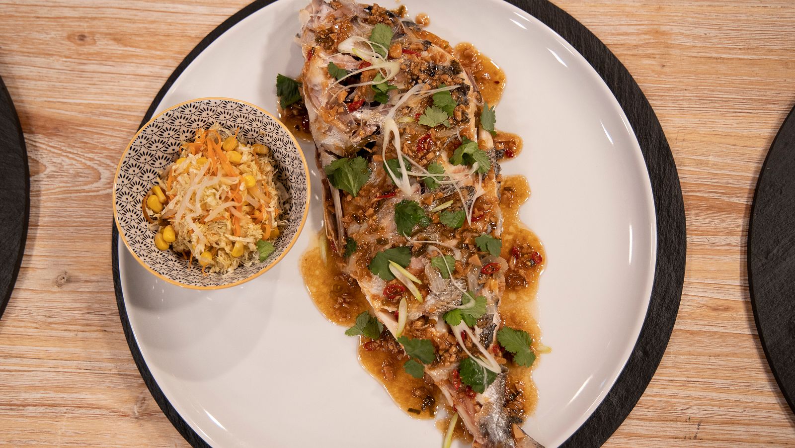 Dorada al vapor, salsa oriental y ensalada de col de Ana