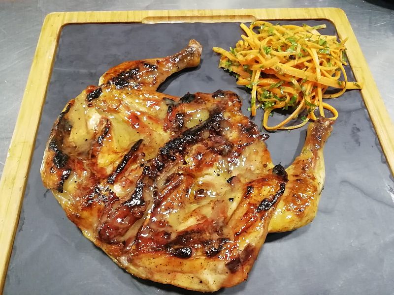Pollito picantón con ensalada de zanahorias encurtidas a la menta