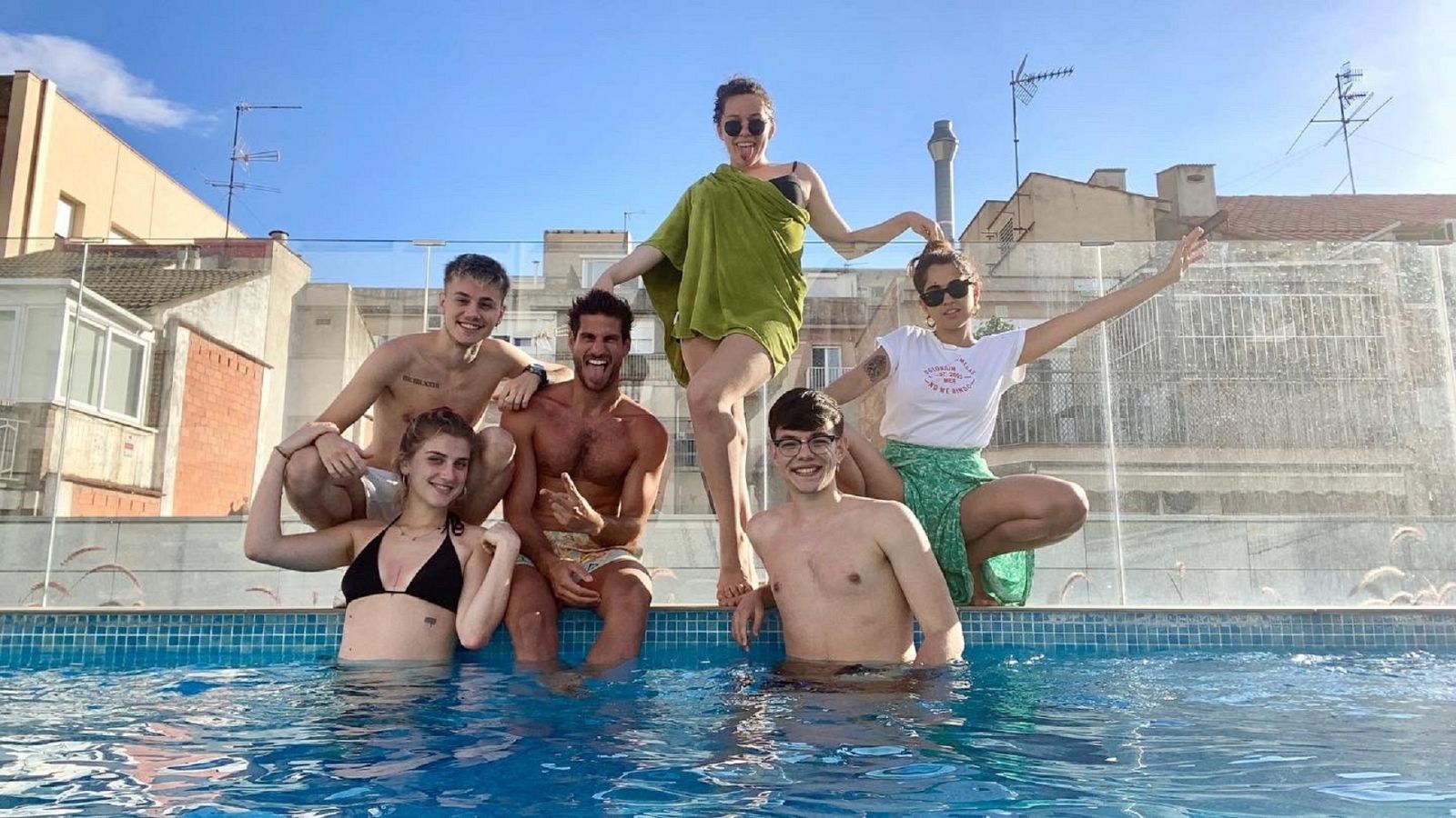 OT 2020 - Eva, Hugo, Samantha, Anajú y Flavio junto a Cesc Escolà en la piscina