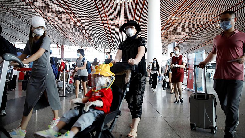 Pekín cancela más de un millar de vuelos y vuelve a cerrar las escuelas tras el rebrote que alcanza los 137 casos