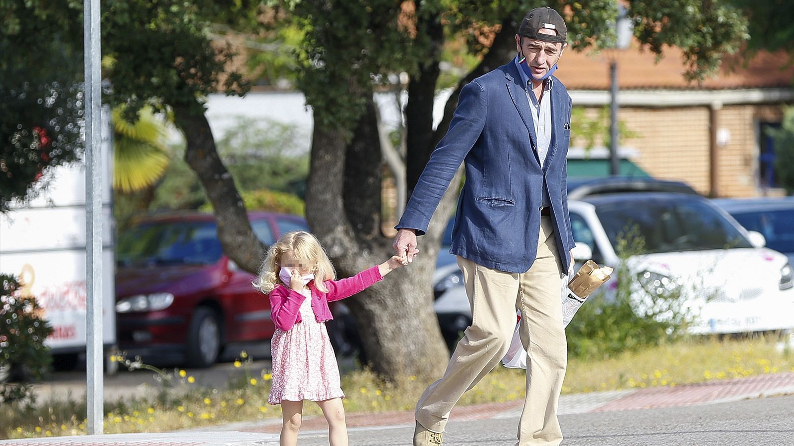 Alessandro Lequio de paseo junto a su hija, Ginevra