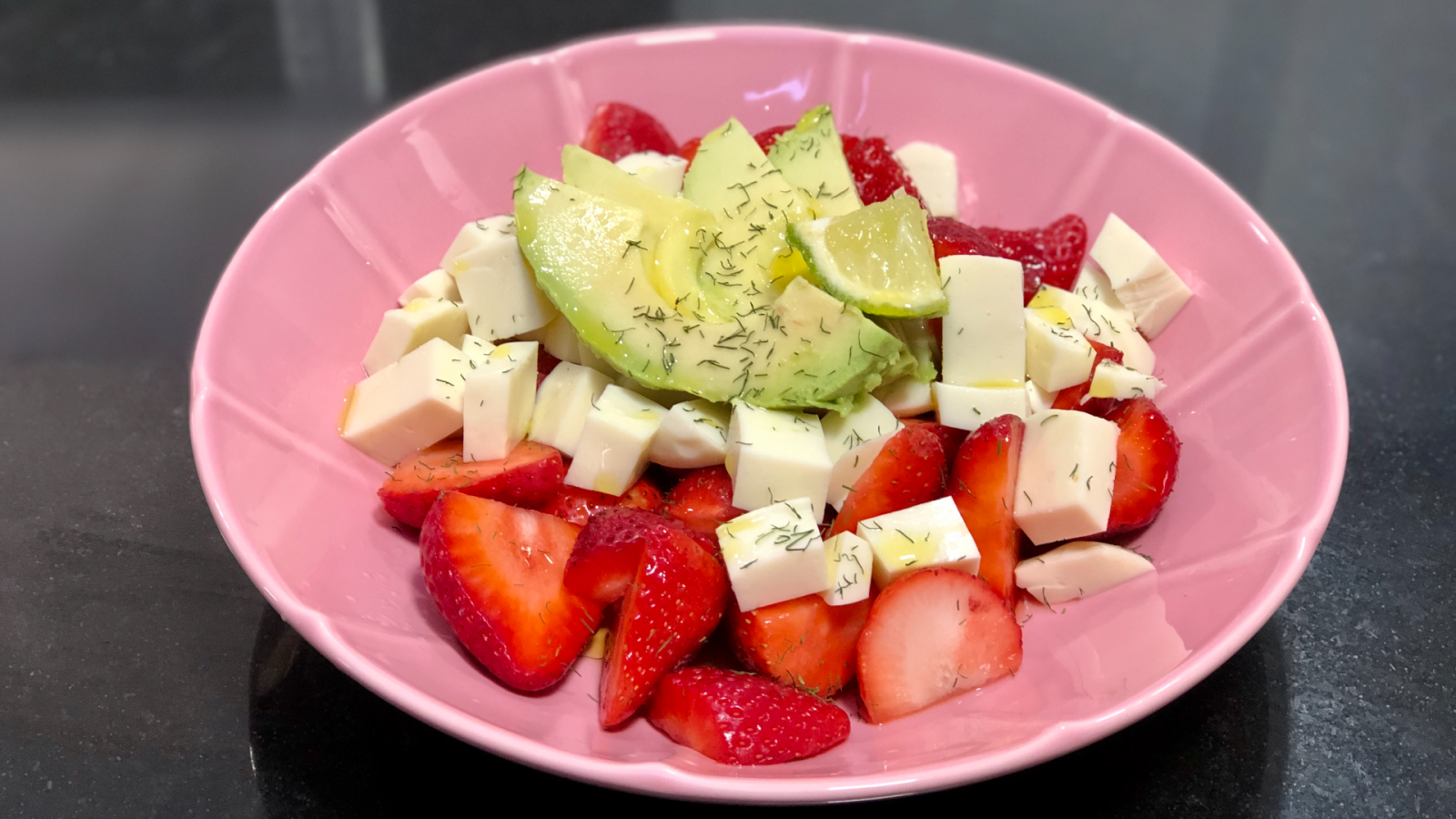 Ensalada de fresas, aguacate, mozzarella y eneldo