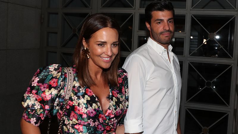 Paula Echevarría deslumbra con su bronceado y vestido de flores en su primera salida tras el confinamiento 