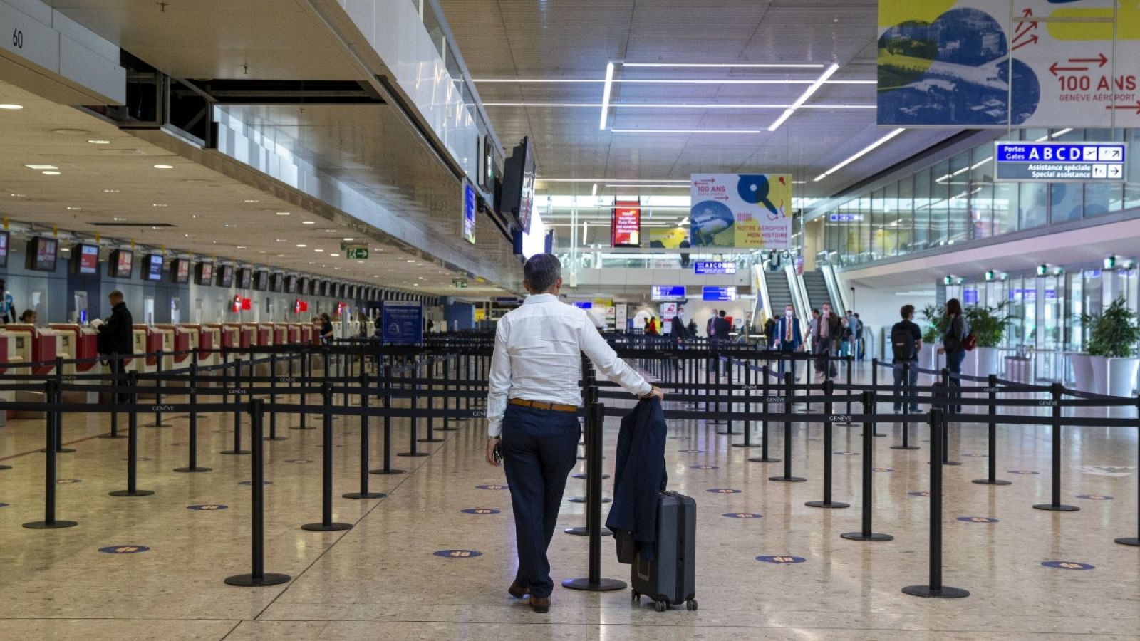 Un pasajero espera en el aeropuerto de Ginebra, Suiza