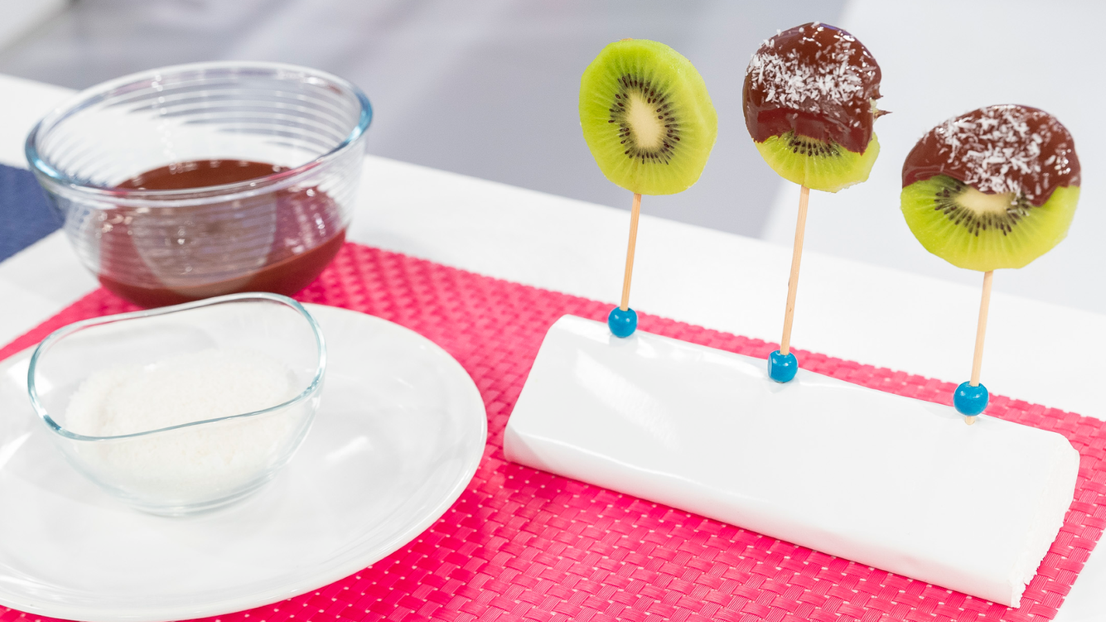 Piruletas de kiwi y coco con chocolate negro